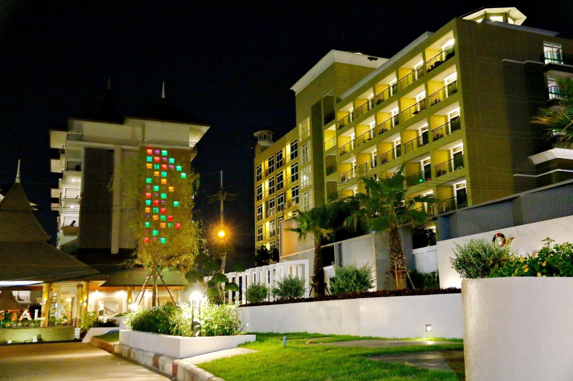 Crystal Palace Luxury Hotel Pattaya Exterior photo